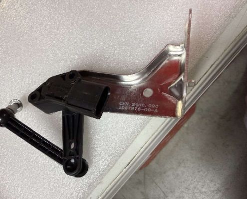 Tesla Model S/X เซนเซอร์การแขวนอากาศด้านหน้าขวา 1044941-00-B 11x10x5cm